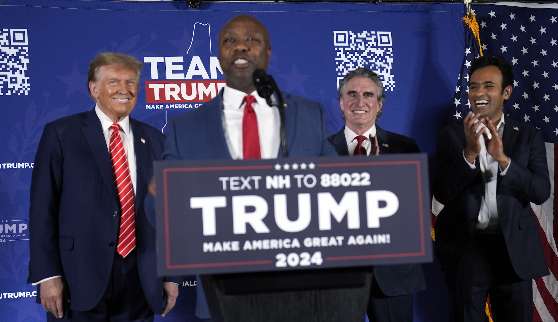 Trump rolls out super friends in final New Hampshire rally