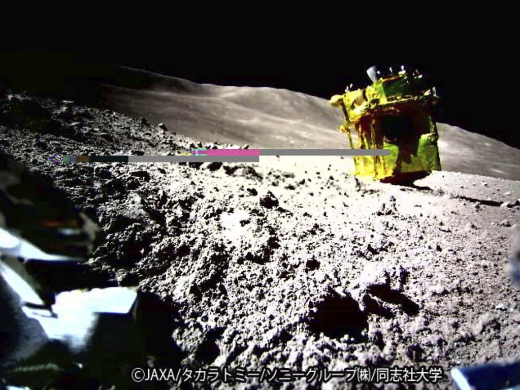 Japanese lunar lander wakes up after rough landing keeps it in the dark
