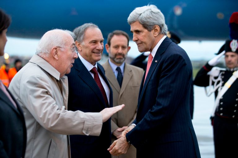 Kerry races against deadlines for Mideast peace