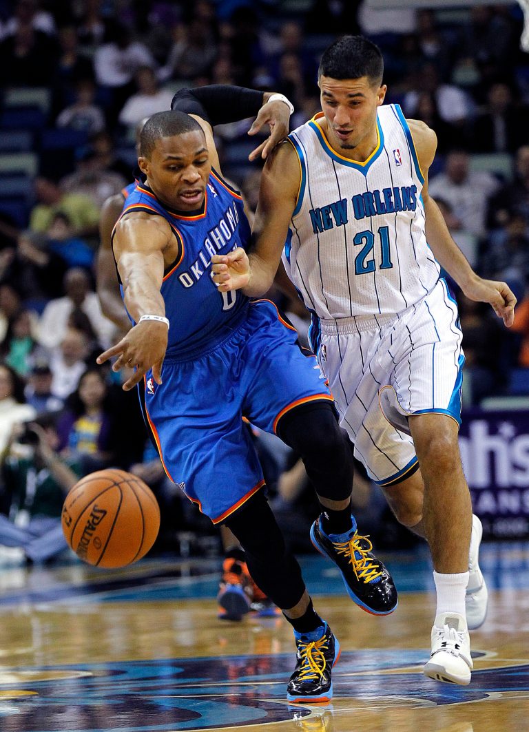 Thunder blow past Hornets, 100-79