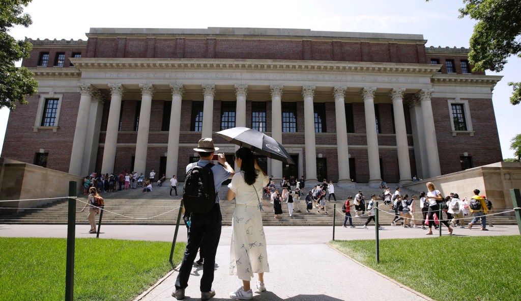 Harvard student government votes to condemn campus newspaper for asking ICE for comment