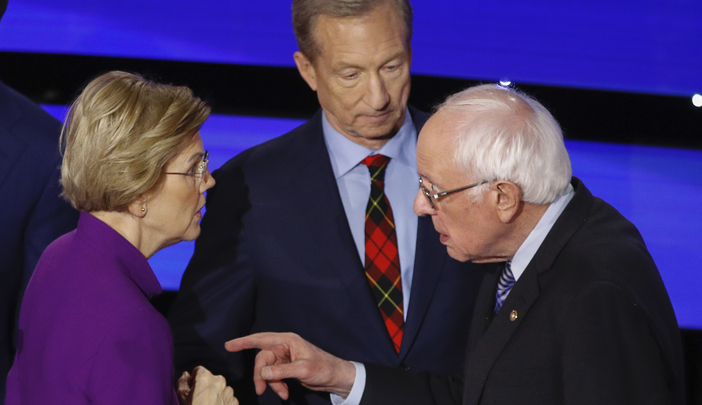 Sanders campaign claims Warren tried to âraise a concernâ with him before refusing to shake hands