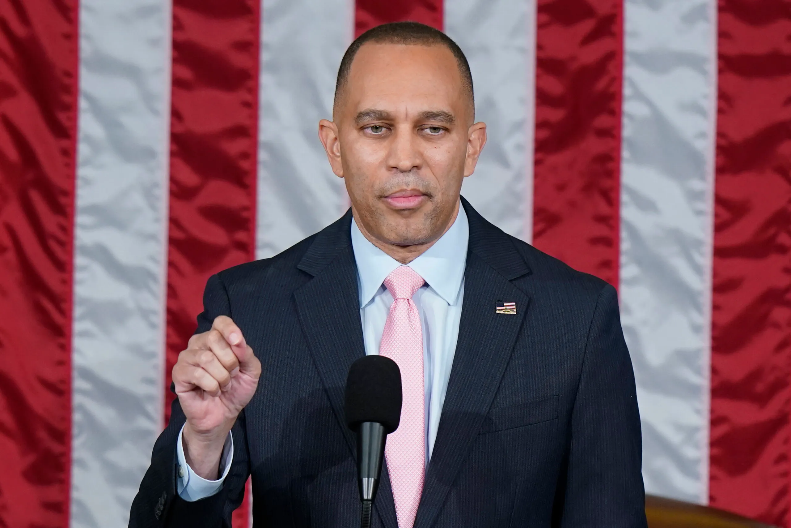 Hakeem Jeffries announces death of father at 85