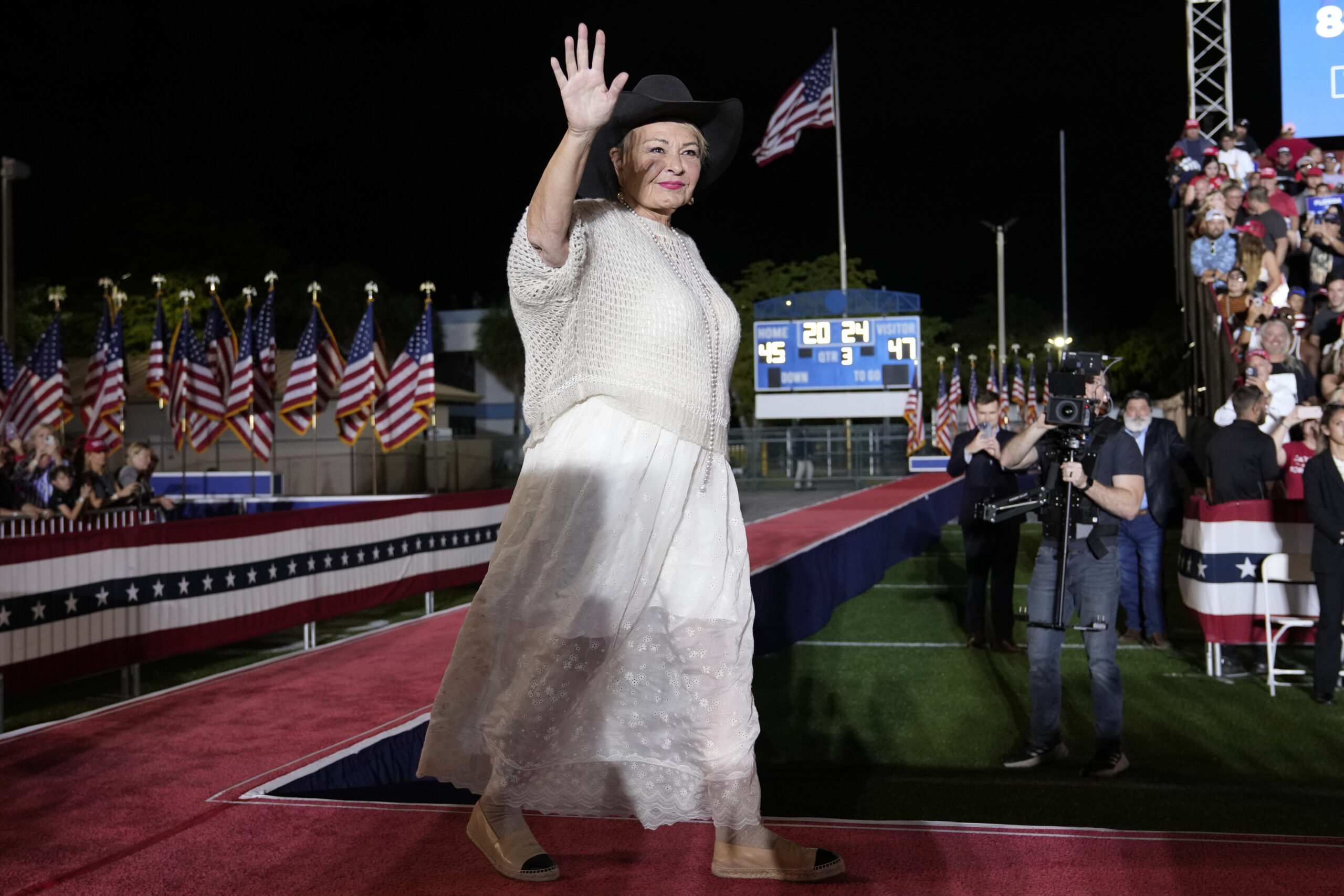 Trump to rally with Roseanne Barr in Iowa one week before caucuses