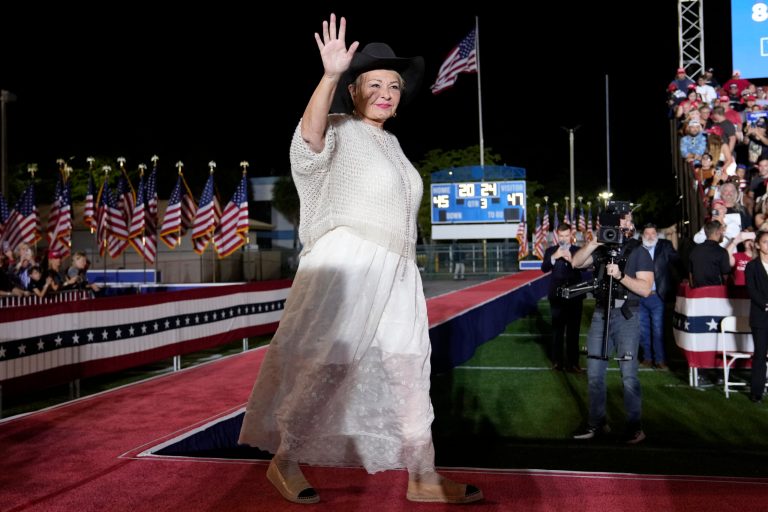 Comedian Roseanne Barr will join former President Donald Trump at a rally in Boone, Iowa, less than one week before the state's Republican caucuses.