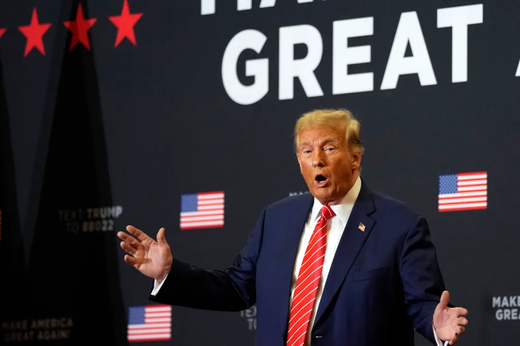 Independents split on whether Trump should remain on ballot: Poll