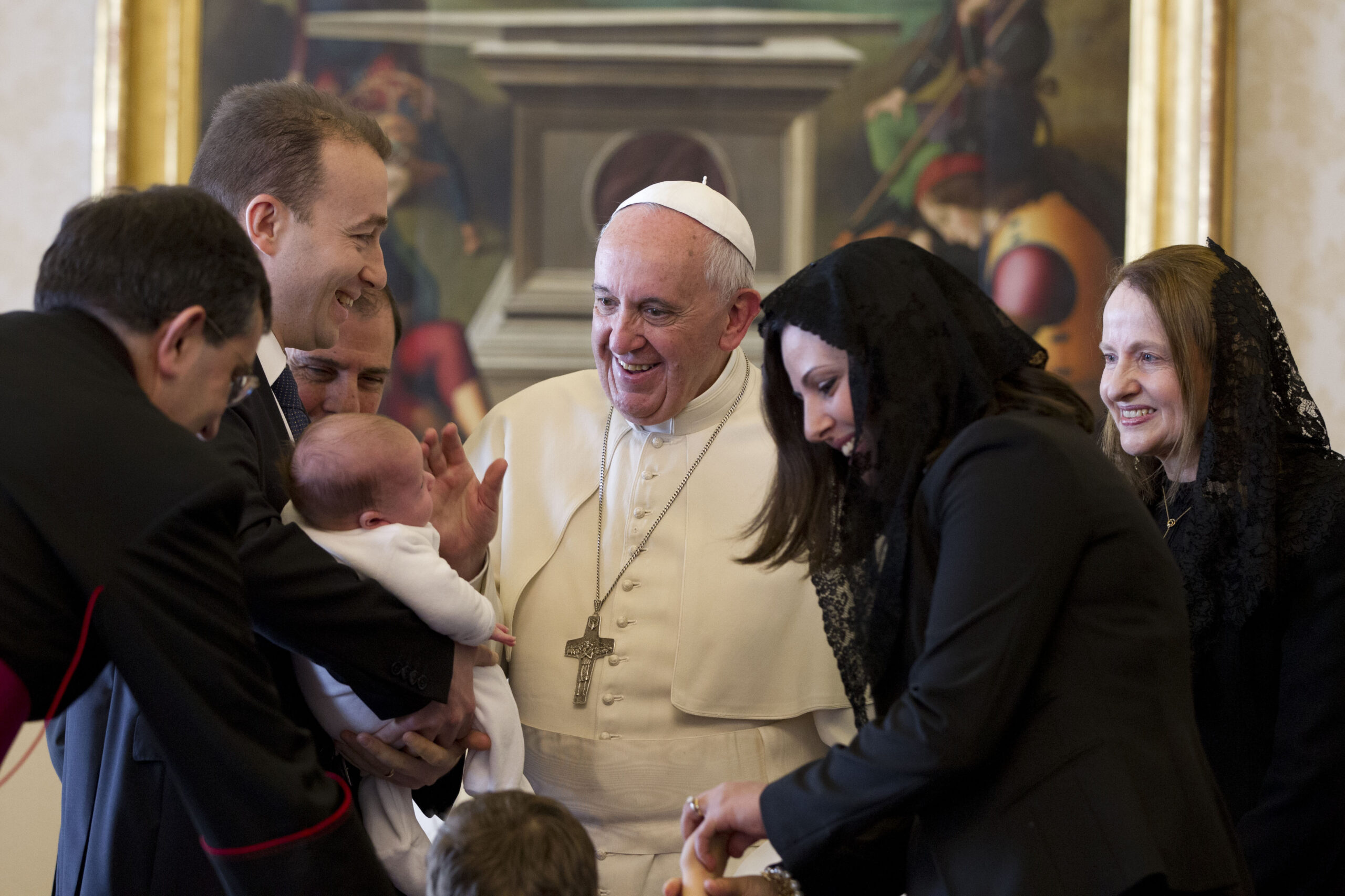 Pope gets unusual gift during Maltese audience