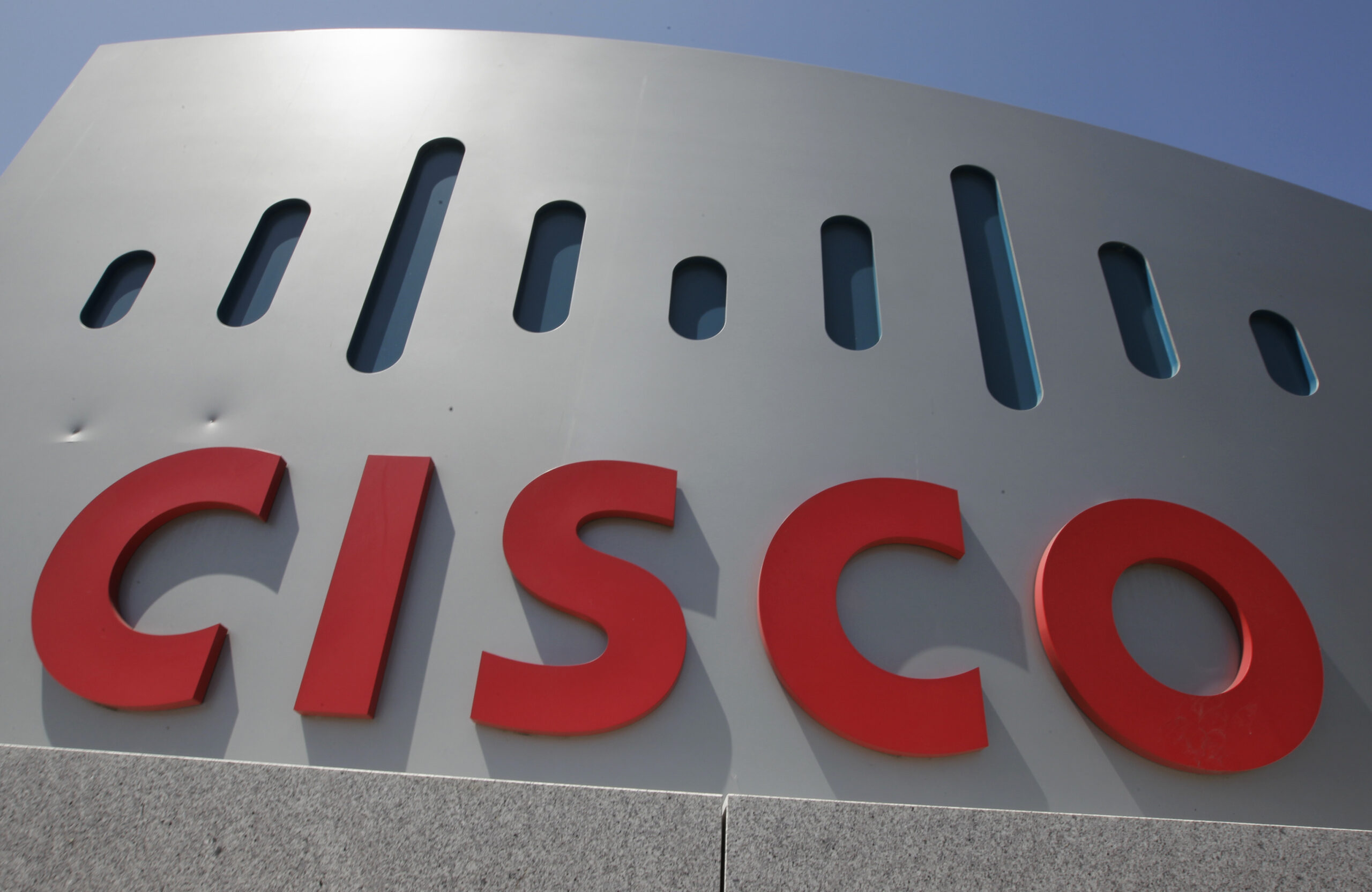 Cisco to invest over $1B in cloud computing