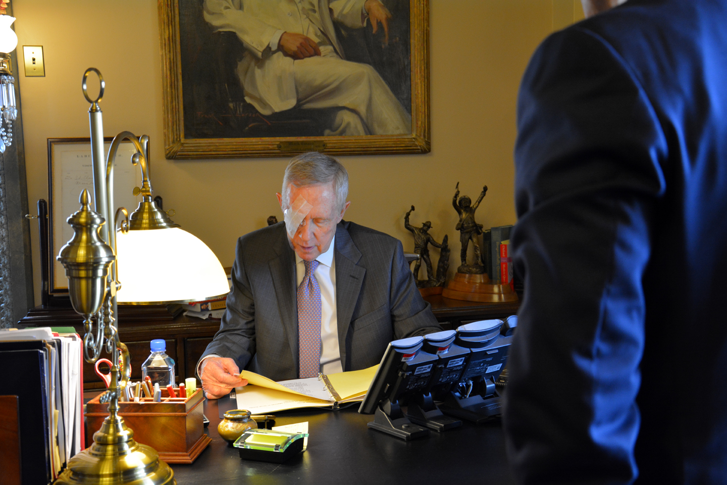 Injured Harry Reid returns to Senate