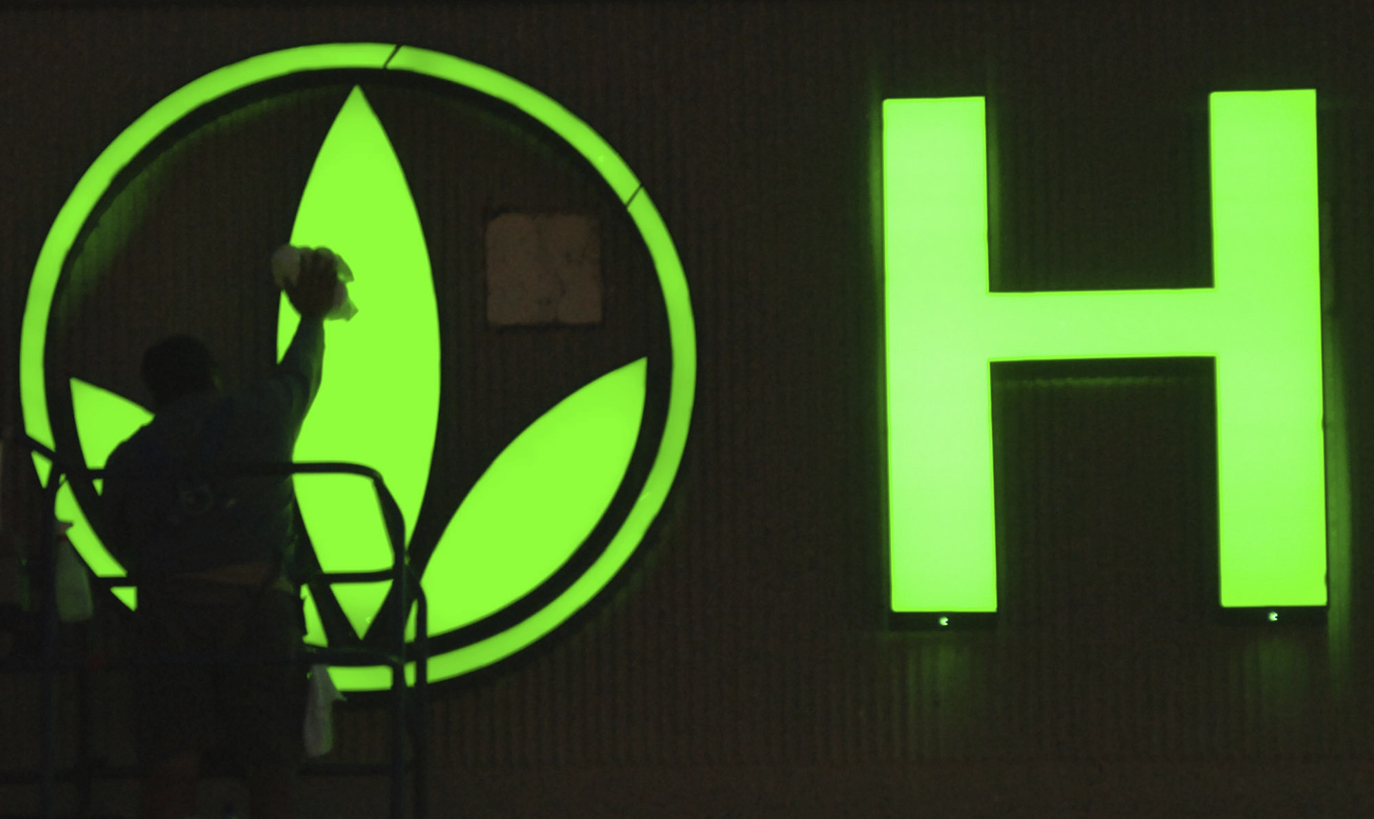 Democrat donor William Ackman conspires to destroy Herbalife to win billion-dollar bet