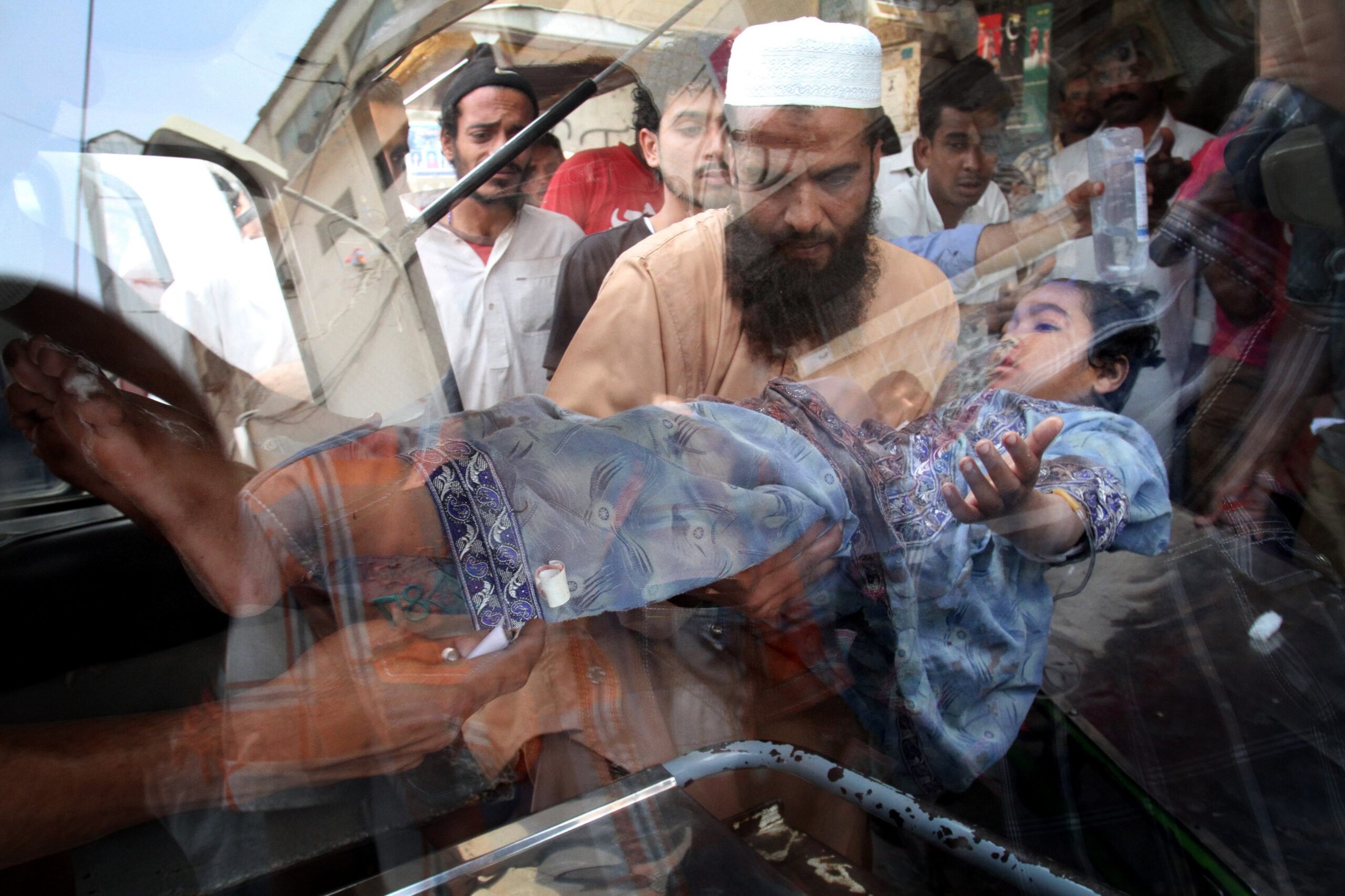 Gunmen kill 15 people in attack in Pakistan