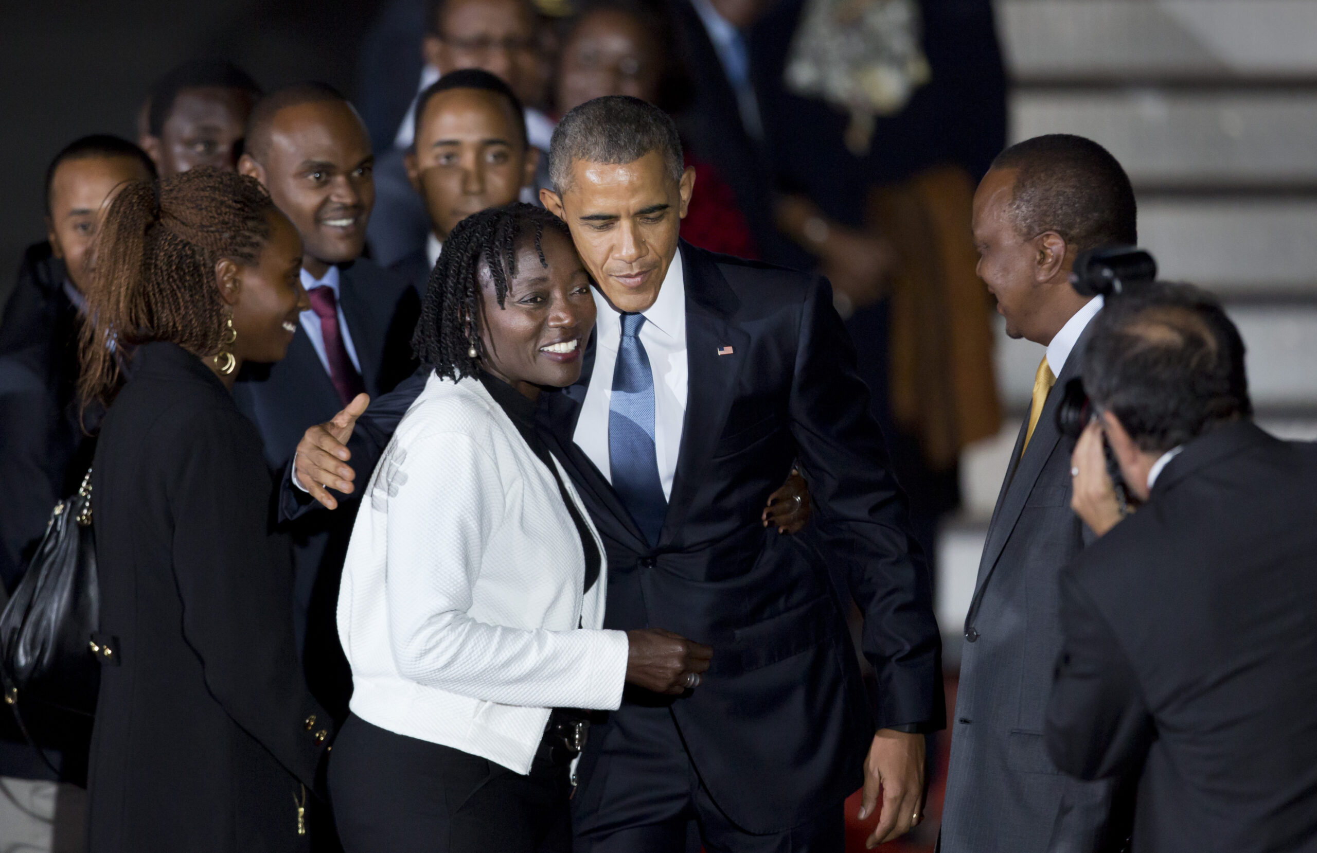 Obama dines with Kenyan relatives on Africa trip