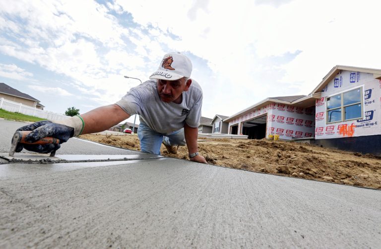 US new-home sales jump 7.9 percent in August