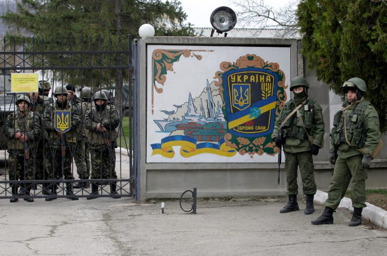 World scrambles as Russia tightens grip on Crimea