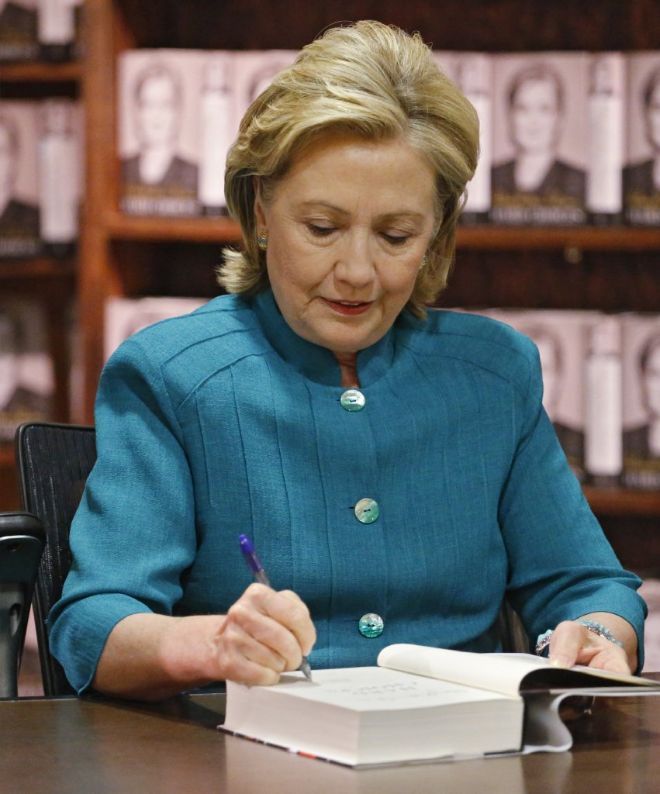 2016 poll: Hillary Clinton drops below 50% for first time; ‘lackluster’ book rollout blamed