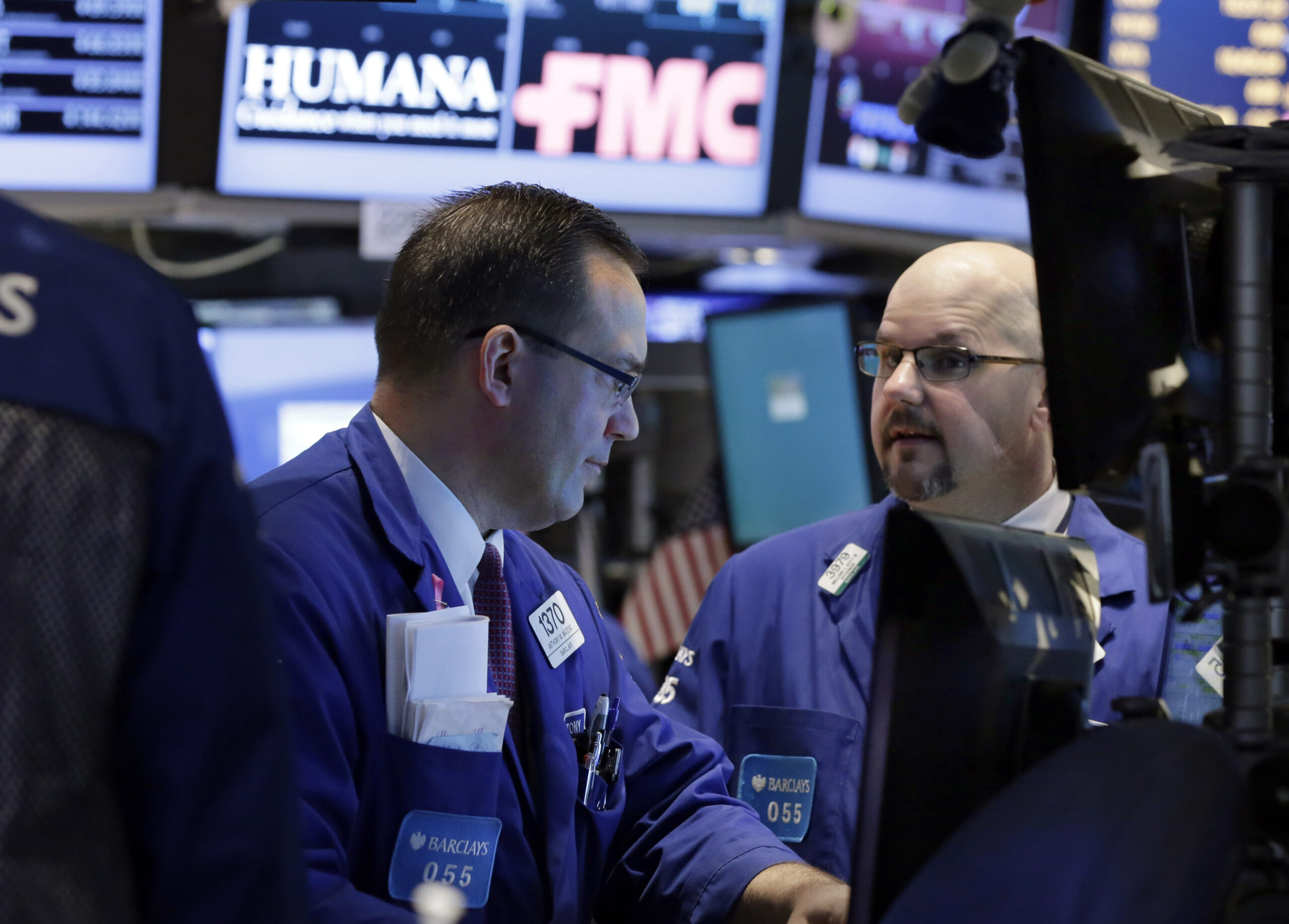 US stocks edge higher; Home builders gain