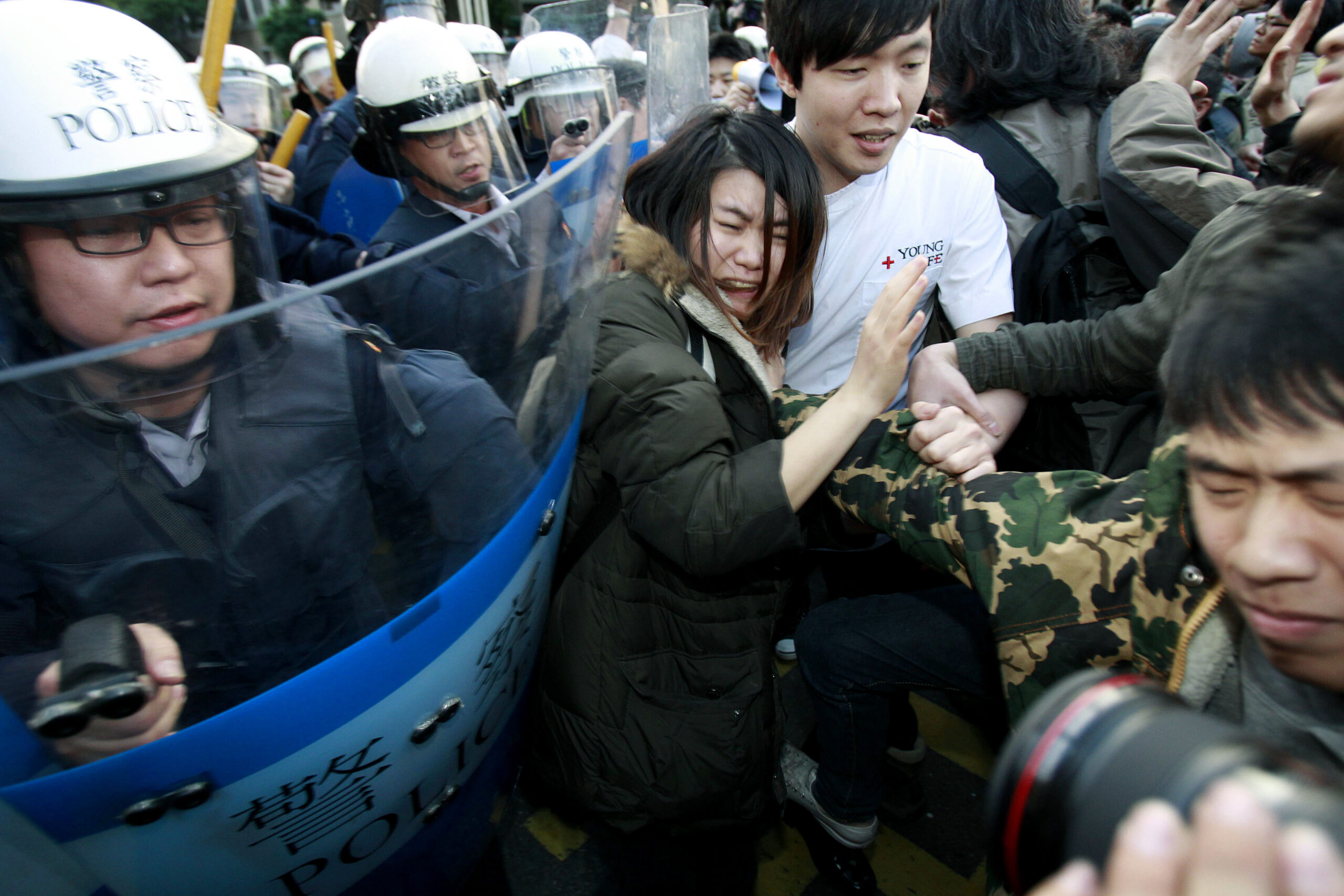 Police move in on Taiwan protest over China pact