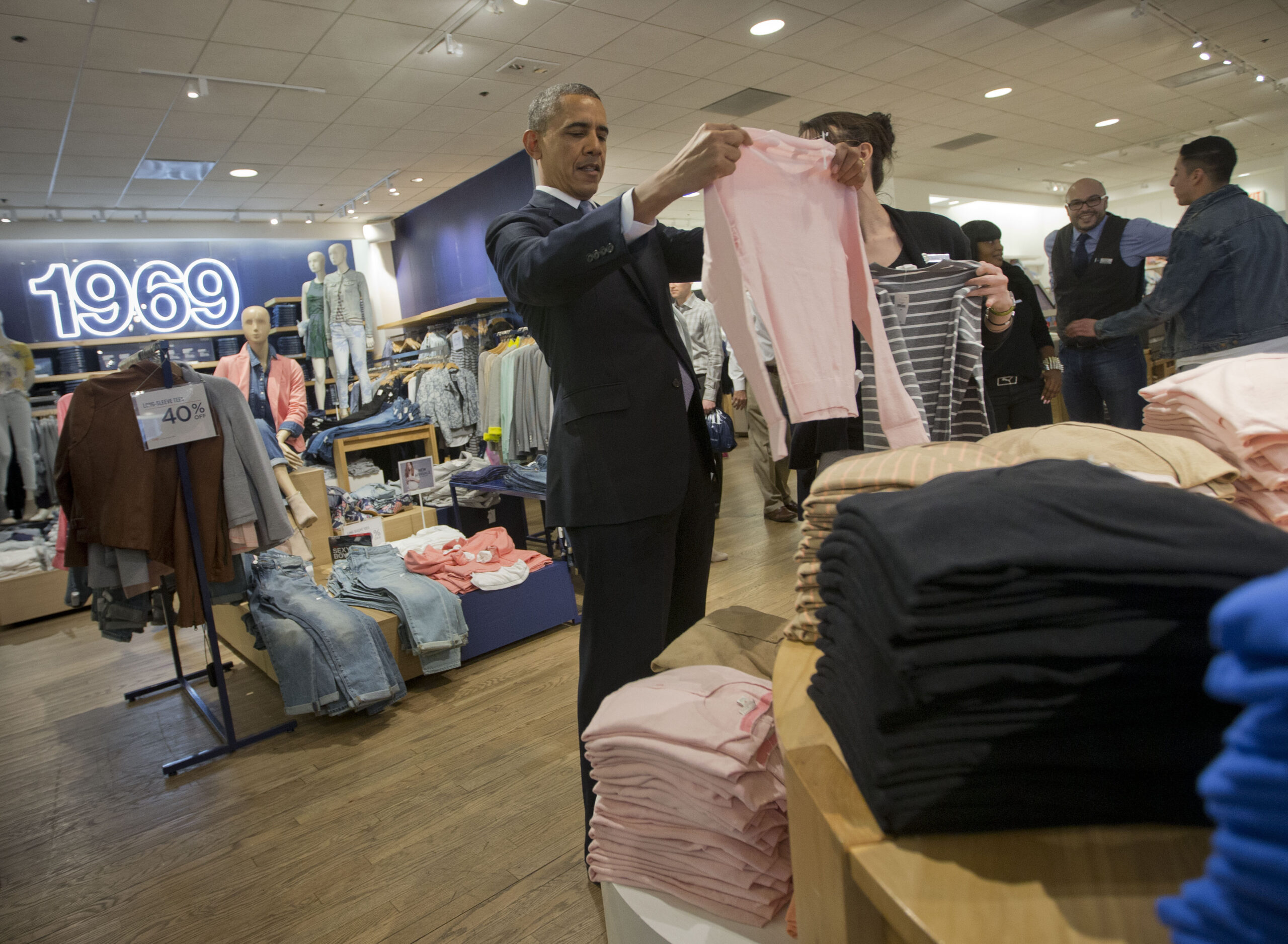 Obama takes shopping detour on fundraising trip