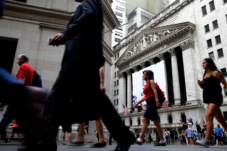 White House issues Trump veto threat over 401(k) cuts