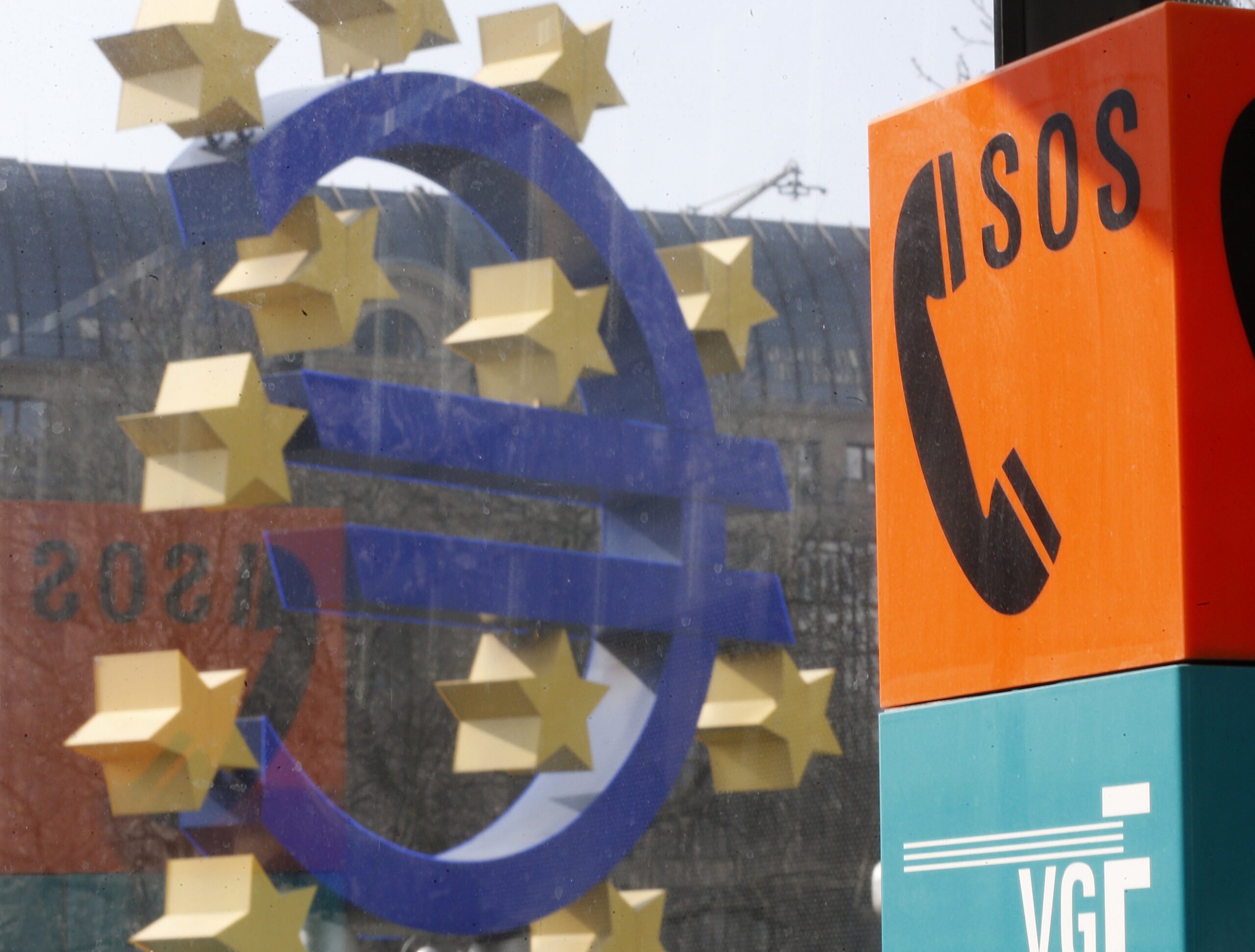Euro hits highest level against dollar since 2011