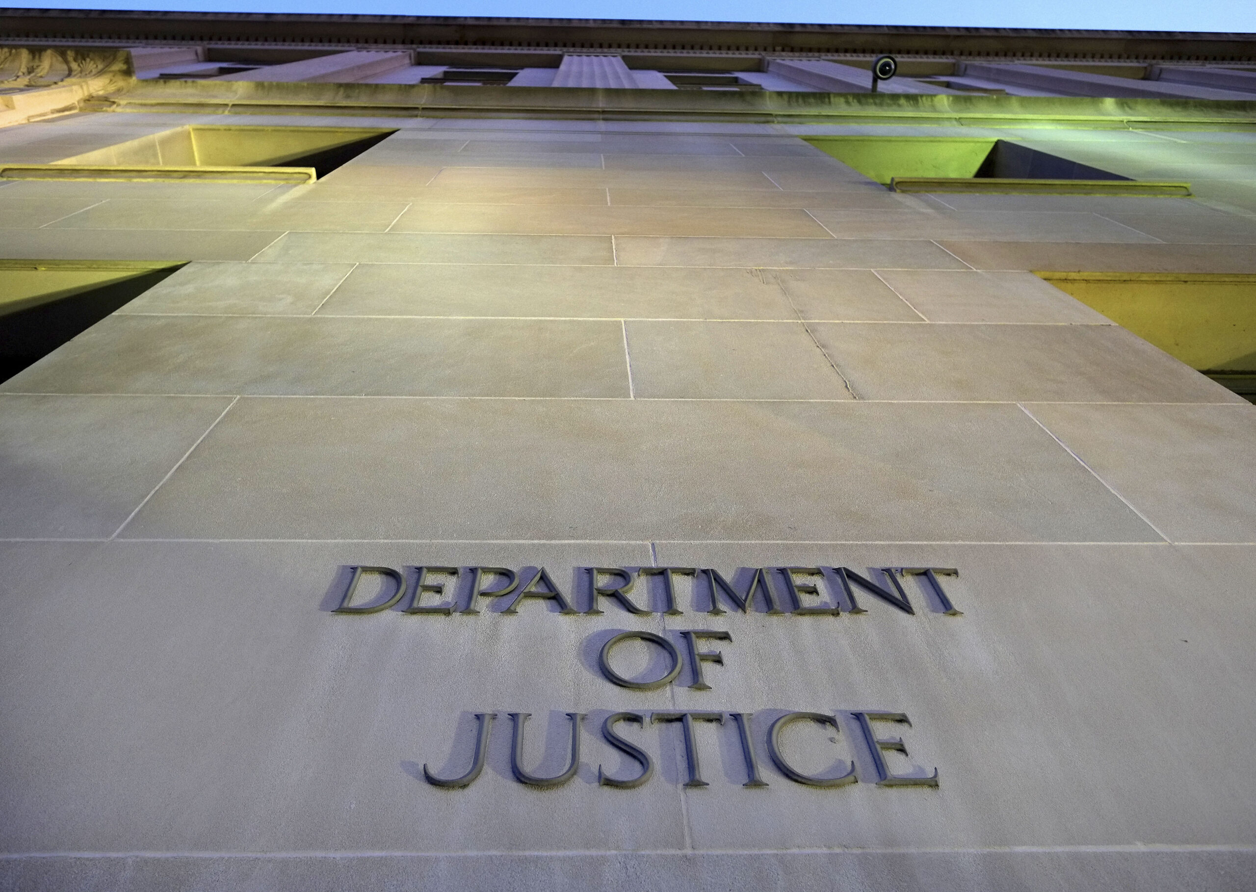 Ex-FBI agent to plead guilty to being AP source