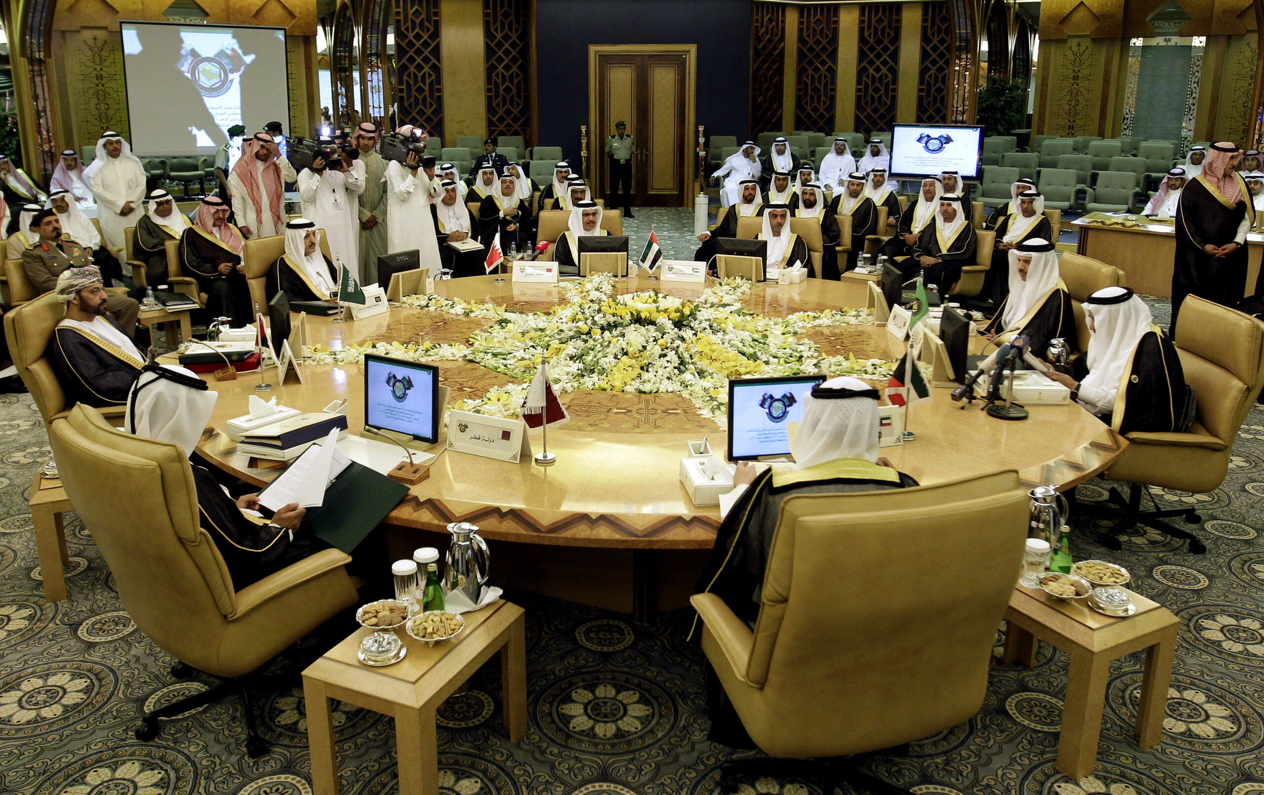 Saudi, UAE, Bahrain withdraw envoys from Qatar