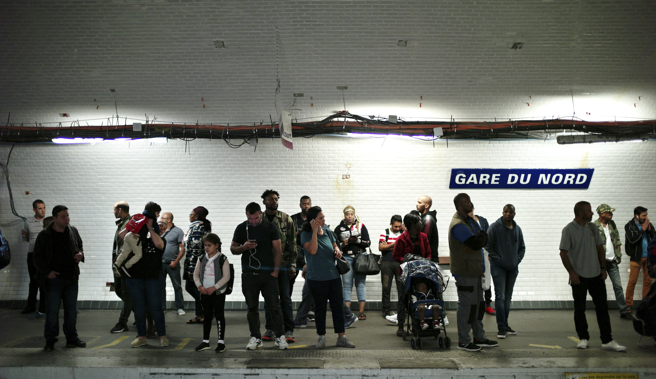 Paris train station evacuated after bomb scare