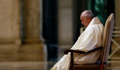 Pope Francis prays that journalists help people ‘endure’ lockdowns