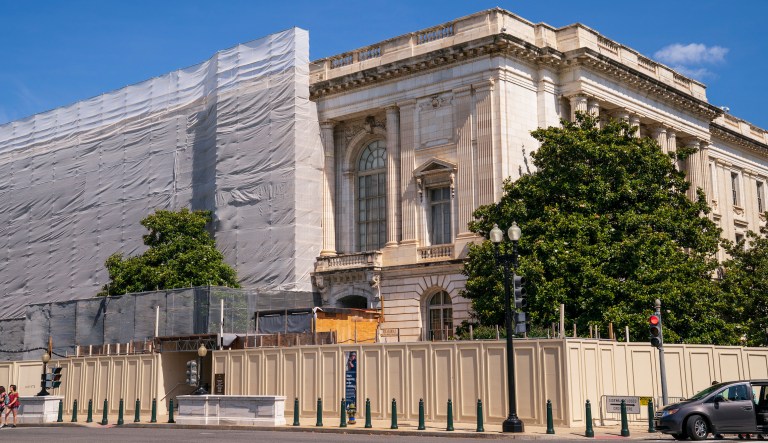 Police arrest naked man at Senate office building