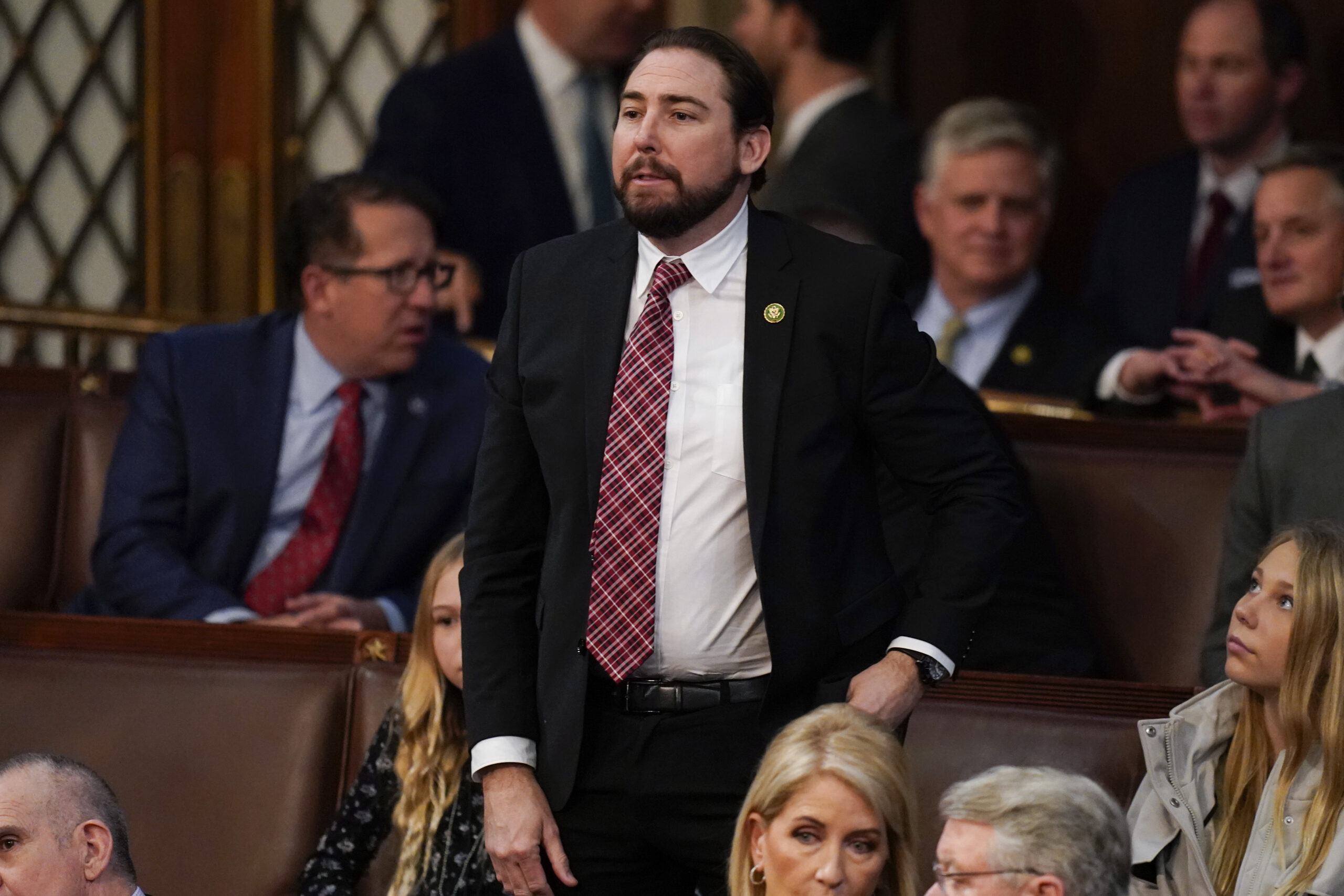Bipartisan lawmakers seek to recruit veterans for vacant positions in federal government