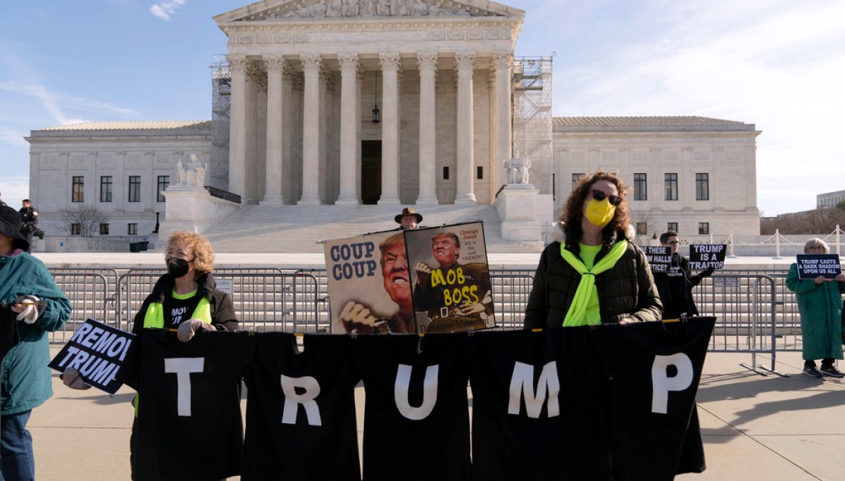 Supreme Court keeps Trump on 2024 presidential ballots