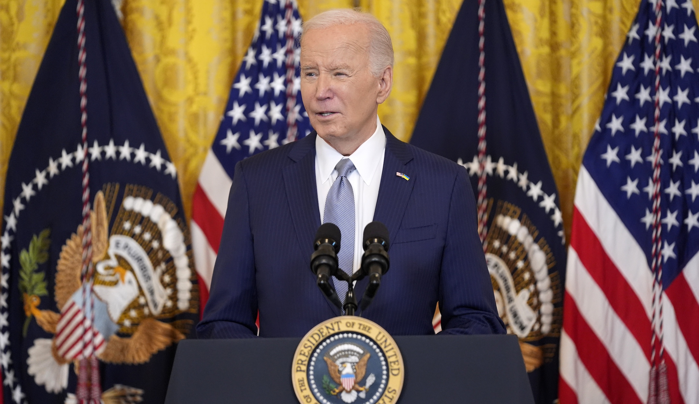 Democrats in tight races are hesitant to stump with Biden unless he keeps the attention off himself