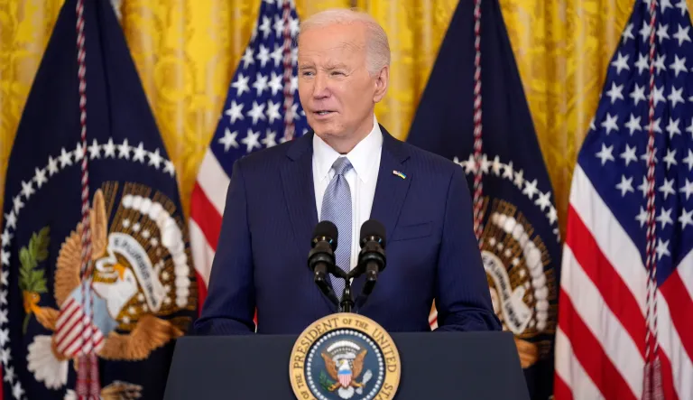 Democrats in tight races are hesitant to stump with Biden unless he keeps the attention off himself