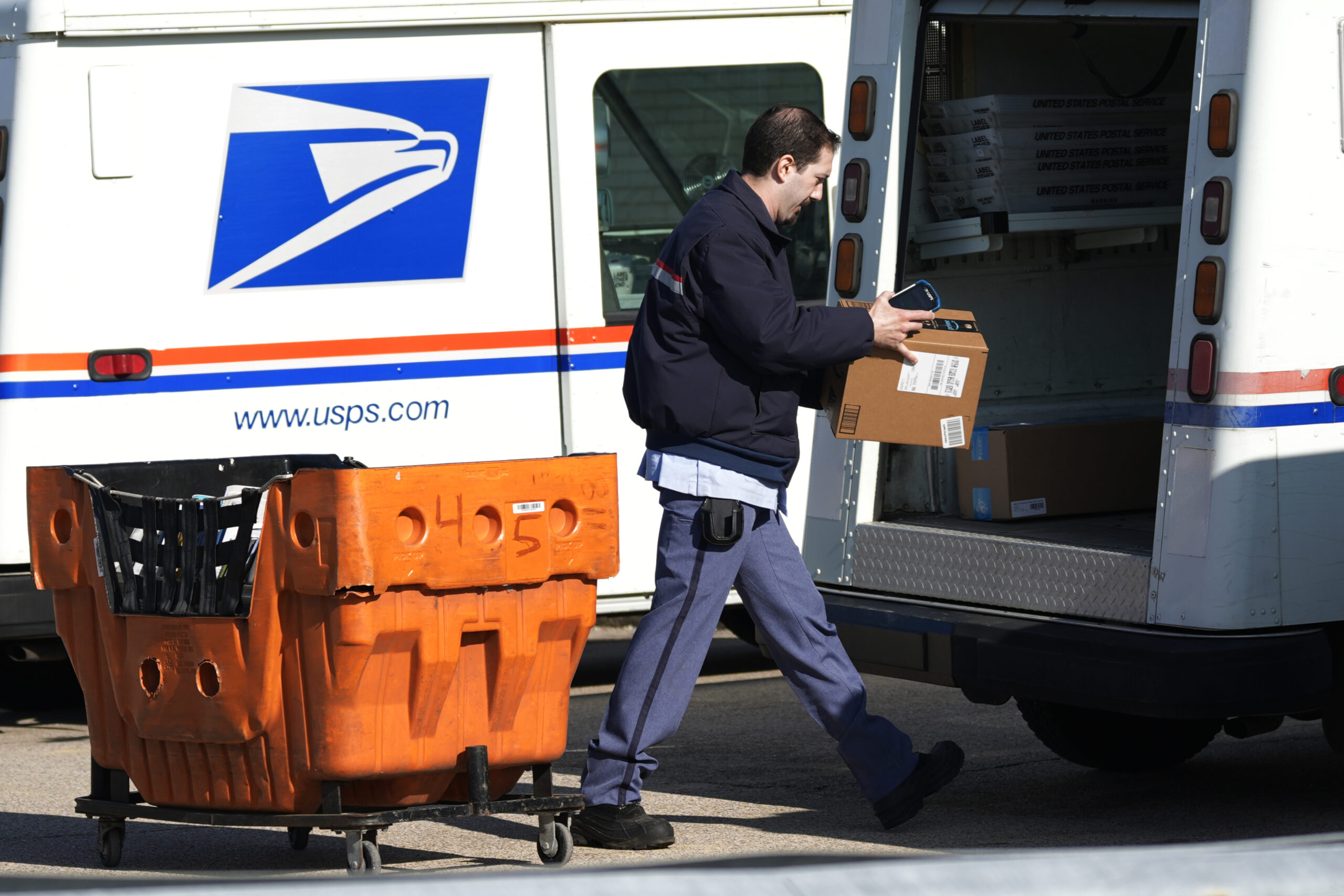 Postal chief brags of 100% union ‘comrades’ as bankruptcy nears