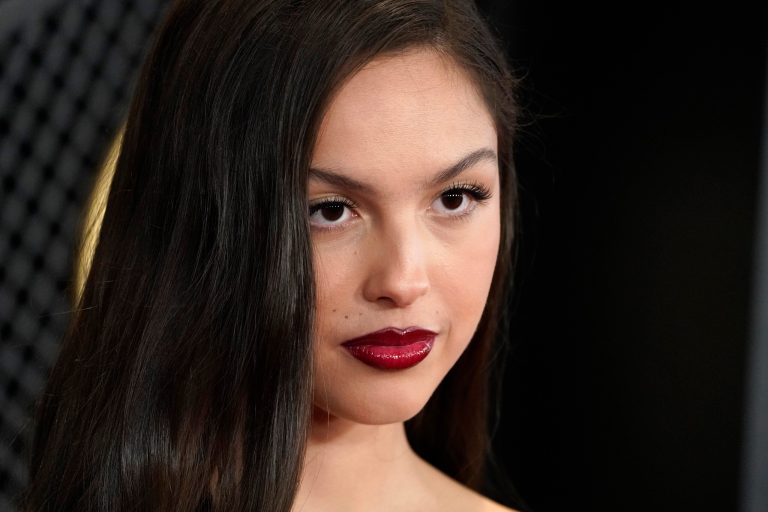 Olivia Rodrigo hands out Plan B pills to Missouri concertgoers