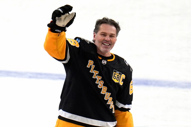 Bobbleheads of Penguins hockey legend stolen ahead of tribute