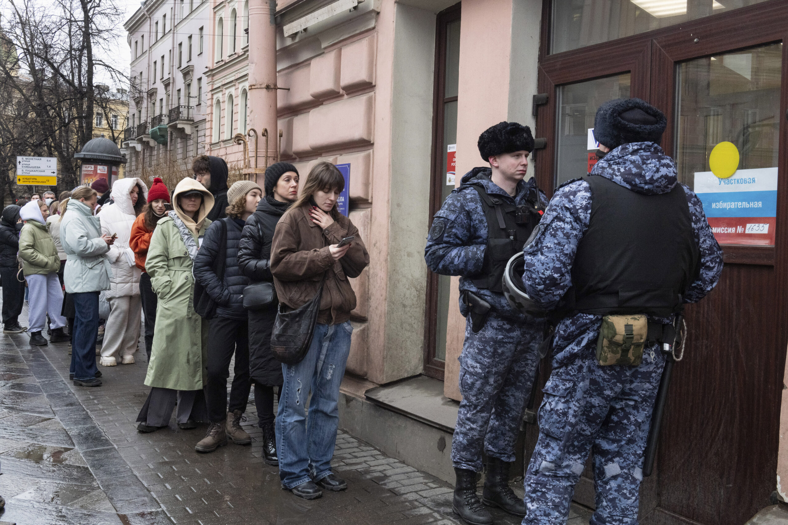 Navalny supporters show up to polls to express dissatisfaction with Putin’s rule
