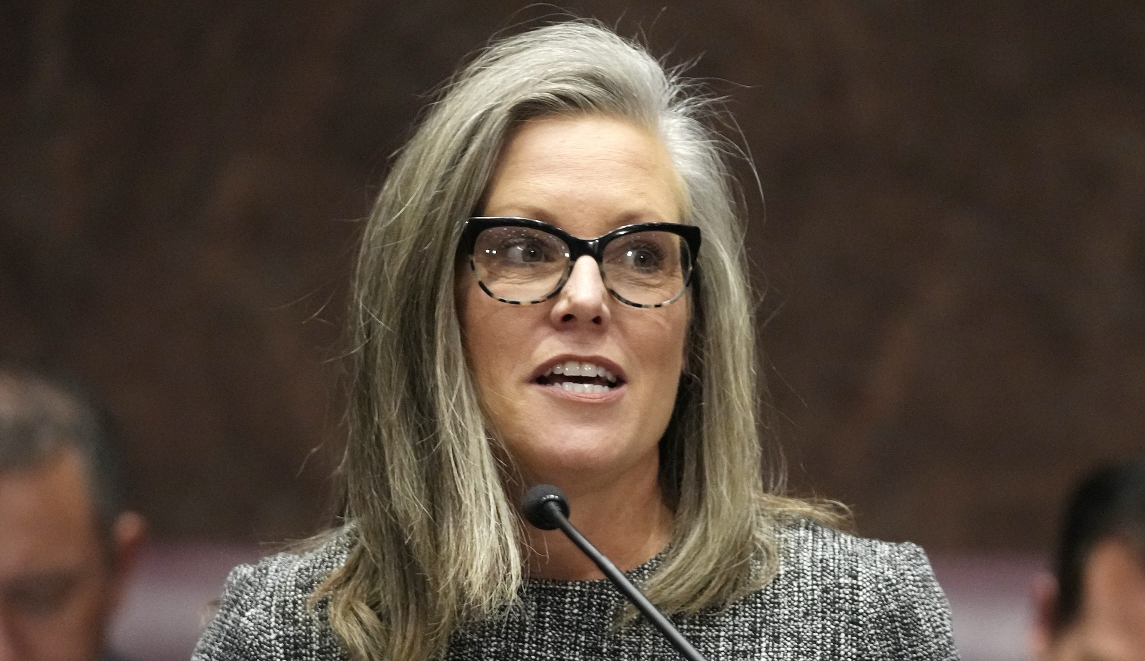 Arizona governor signs law to ban cellphones in classrooms