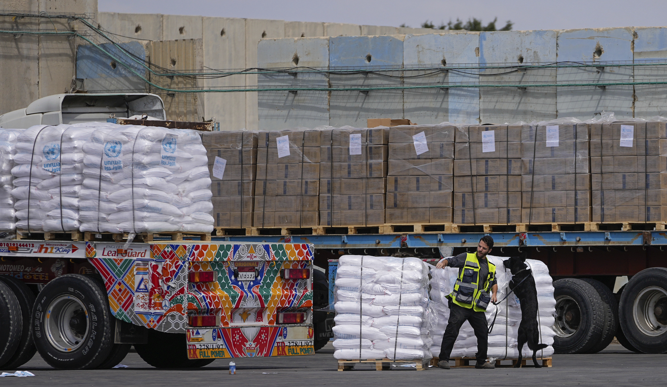 Hamas launches rockets near main humanitarian aid crossing