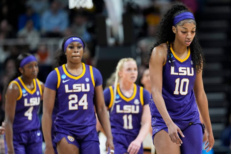 No reason for LSU basketball team to miss national anthem