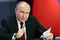 Russia escalates attacks in Ukraine in race against massive new aid package from US