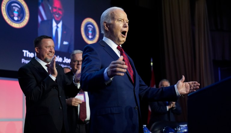 Biden bungles stage direction and reads ‘pause’ off teleprompter before crowd chants ‘four more years’