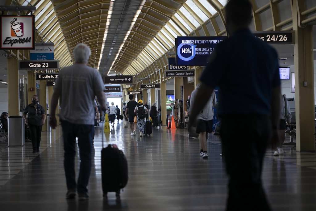FAA opens investigation after near-collision at Reagan National Airport