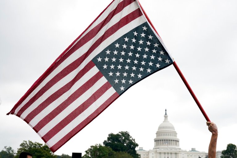 Illinois lawmaker seeks to criminalize flying American flag upside down