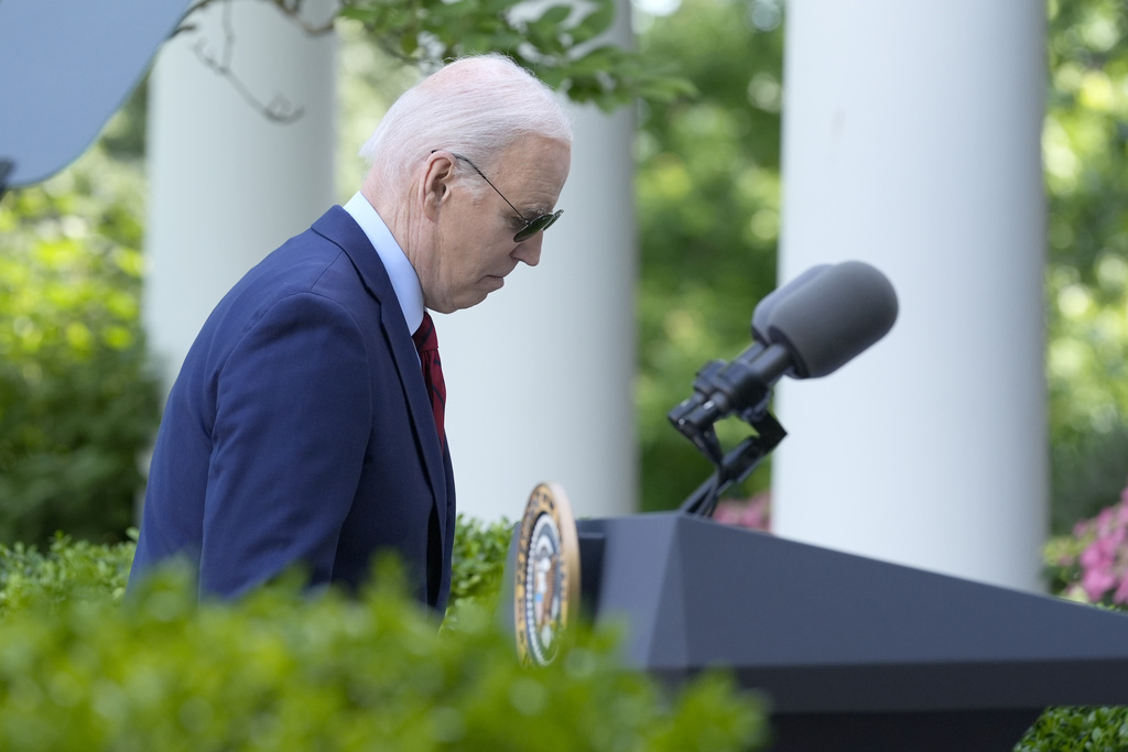 Trump faces troubles but Biden campaign is dead in the water