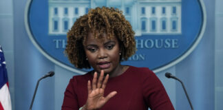 Reporter passes out during White House press briefing