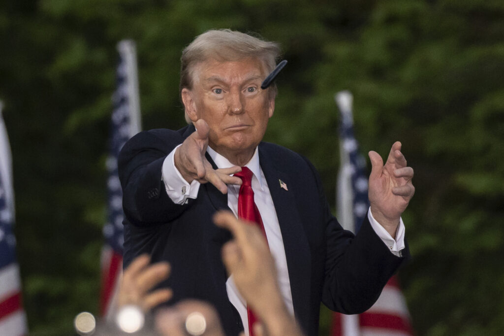 Libertarians and MAGA supporters clash before Trump speech: “Not your typical convention.