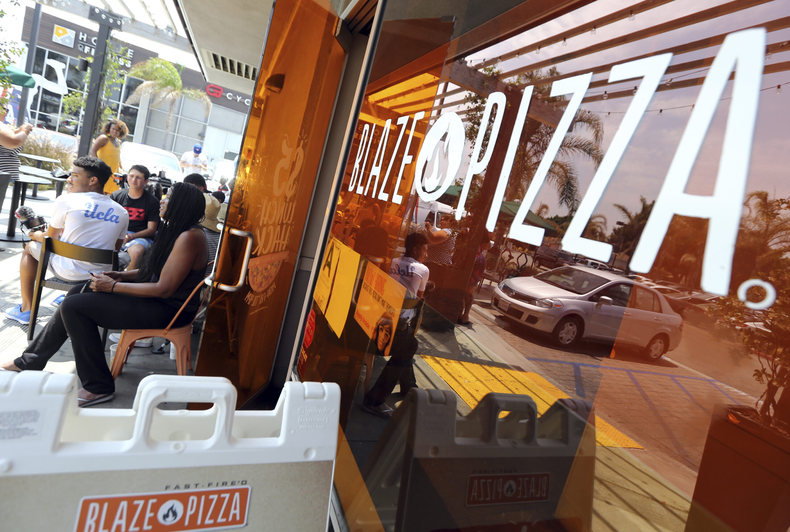 Blaze Pizza to move headquarters out of California in wake of state’s minimum wage hike