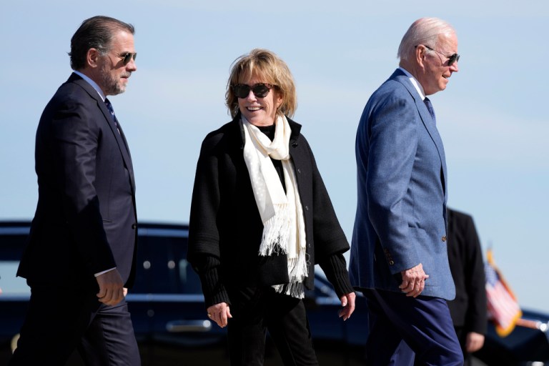 Hunter Biden’s entourage at gun trial spans relationships from family to financier Hunter Biden’s entourage at gun trial spans relationships from family to financier