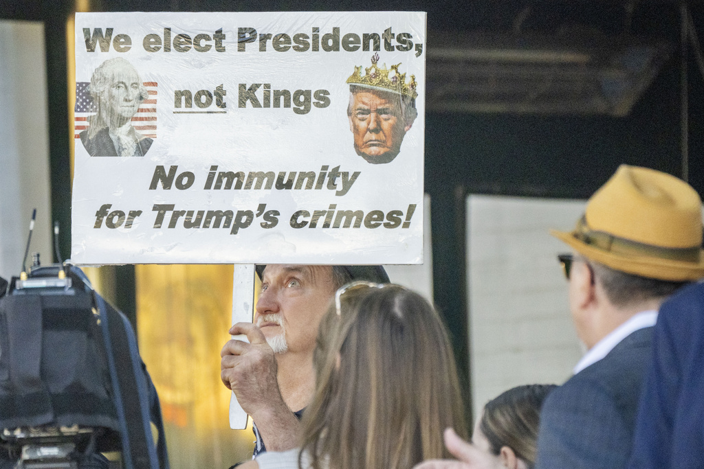 Protesters outside Capitol Hill Club heckle attendees ahead of Trump visit